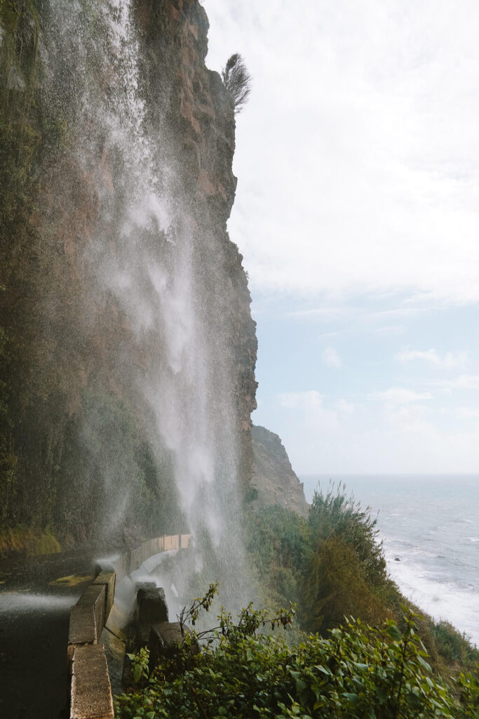 Cascata dos anjos - waterval op wegdek Madeira